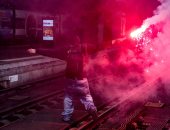 صور.. الشرطة الفرنسية تشتبك مع محتجين داخل محطات السكك الحديدة بباريس