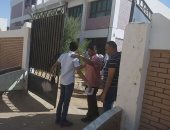 صور.. تفتيش الطلاب بالعصا الإلكترونية قبل دخلولهم اللجان بالوادى الجديد