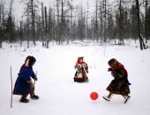 هنا روسيا.. سكان سيبيريا يتحدون الثلوج من أجل كأس العالم