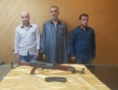 القبض على 3 عاطلين أثناء محاولاتهم بيع بندقية آلى وذخيرة بعين شمس