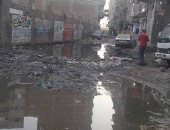 صور.. غرق شارع المزرعة فى "منطى" بمياه الصرف الصحى