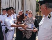 صور.. مدير أمن الجيزة يوزع هدايا ومواد غذائية على المواطنين فى العياط
