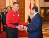 الحضرى للرئيس السيسى: لاعبو المنتخب لديهم إصرار على تحقيق إنجاز بالمونديال - صور