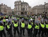 صور.. اشتباكات عنيفة بين الشرطة البريطانية ويمينيون متطرفون وسط لندن