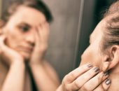 أعراض اضطراب تشوه الجسم.. منها فحص جسمك في المرآة بشكل متكرر