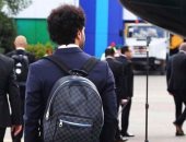 محمد صلاح ينشر صورة له عقب وصوله إلى روسيا.. ويعلق:" نحن هنا"