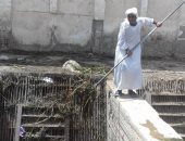 صور.. "الرى" تنفذ أعمال التطهيرات أمام محطة عنيبة بأسوان