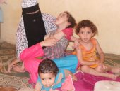 فيديو.. أسرة من 5 أفراد بالشرقية دخلهم 300 جنيه شهريا.. والأم تستغيث لعلاج ابنتها