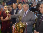 صور.. وزير الكهرباء يسلم فريق شركة القاهرة كأس دورة الإسماعيلية الرمضانية