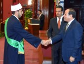 الرئيس السيسي يكرم 10 من حفظة القرآن الكريم من مصر ودول العالم