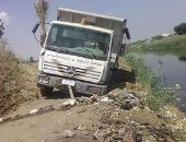 قارئ يرصد سيارات مجلس مدينة منيا القمح تلقى المخلفات بالترعة فى الشرقية