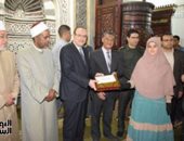 فيديو.. محافظ بنى سويف يكرم 60 من حفظة القرآن الكريم والأئمة المتميزين