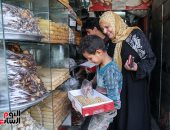 صورة اليوم.. كحك العيد نقش البنات سكر عليه