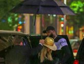 كلو كاردشيان مع صديقها فى حفل عيد ميلاد بعد خيانته لها 