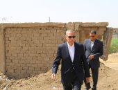 صور.. محافظ قنا يتفقد الأعمال الإنشائية بمحطة مياه أبو دياب