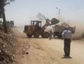 مجلس مدينة إسنا يرفع 100 طن قمامة وأتربة من الطرق السريعة