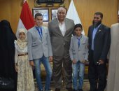 صور - محافظ الوادى الجديد يكرم أوائل الشهادة الإعداديه والأزهرية 