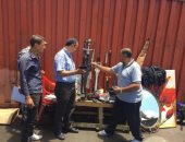 جمارك الإسكندرية: إحباط محاولة تهريب مسدس وبندقية ولاسلكى وأسلحة بيضاء