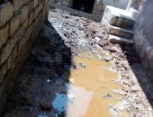 قارئ يشكو من تسرب مياه أسفل العقارات بقرية طما فى محافظة بنى سويف