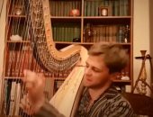 فيديو.. شاب روسى يعزف السلام الوطنى المصرى على آلة "الهارب" الموسيقية
