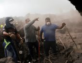صور.. أهالى ضحايا بركان فويجو بجواتيمالا يبحثون عن ذويهم تحت الأنقاض