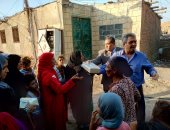 نائب محافظ القاهرة يوزع 500 علبة كعك على أهالى منشية ناصر