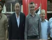 شاهد.. لحظة توقيع كارتيرون عقود تدريب الأهلى لمدة موسمين