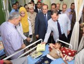محافظ سوهاج ورئيس الجامعة يقدمان "كحك العيد" لـ 40 طفلا بالمستشفى الجامعى