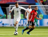 مقاهى الكويت كاملة العدد لمشاهدة مباراة مصر وأوروجواى