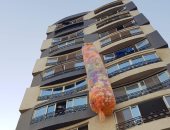 صور.. مواطنون بمدينة بنها يلقون بالونات من أسطح العمارات احتفالا بالعيد