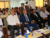 محافظ السويس يشاهد مباراة منتخب مصر بمركز شباب فيصل 