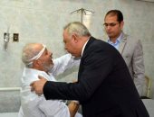 محافظ الشرقية يتبادل التهانى مع مرضى مستشفى المبرة 