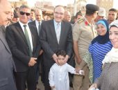 صور.. محافظ بنى سويف يقدم الكحك والبسكويت للمواطنين