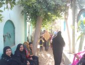 صور.. توافد الأهالى على زيارة المقابر بعد صلاة العيد بالغربية