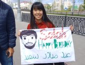 شاهد.. فتاة هونج كونج تحتفل بعيد ميلاد محمد صلاح أمام ملعب مباراة أوروجواي