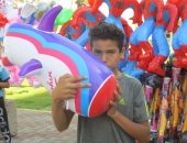 صور.. أصغر بائع لعب على رصيف بورسعيد: نفسى أكون لاعب مشهور زى محمد صلاح