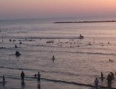 إقبال من المواطنين على شواطئ رأس البر.. وإنقاذ 18 حالة من الغرق