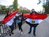 رغم ارتفاع الحرارة.. الجماهير المصرية تتابع مباراة مصر وأورجواى على المقاهى.. صور