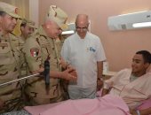 في أول أيام العيد.. الفريق محمد فريد يزور المصابين بالمستشفيات العسكرية