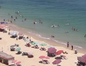 صور.. إقبال كبير على شواطئ الإسكندرية فى أول أيام العيد هربا من الحر