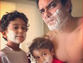 شاهد.. آسر ياسين معلقا على صورته مع نجليه: " جلسات الحلاقة الصباحية"