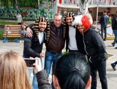 صور.. الروس يتهافتون على المصريين بالزى الفرعونى