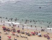 صور.. شواطئ الإسكندرية كامل العدد فى ثان أيام عيد الفطر المبارك