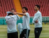 فيديو وصور.. محمد صلاح يرتدى قميص المنتخب بمساعدة تريزيجيه وأحمد فتحى