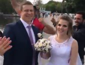 فيديو.. "زفة بلدى" من جماهير الفراعنة لعروسين فى روسيا