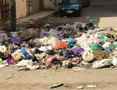 صور.. سكان شارع النجدة بدمياط يشكون من تراكم القمامة خلال إجازة عيد الفطر