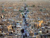 صور.. عراقيون يزورون المقابر فى ثانى أيام عيد الفطر بمدينة النجف