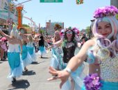 رقص ولعب خلال مهرجان حورية البحر فى نيويورك بالولايات المتحدة الأمريكية