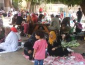 "مفيش أحلى من البساطة".. عائلات يفترشون أرض الحدائق فى ثالث أيام عيد الفطر