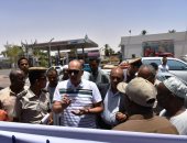 صور.. سكرتير عام أسوان يتفقد مواقف السيارات لمتابعة التعريفة الجديدة